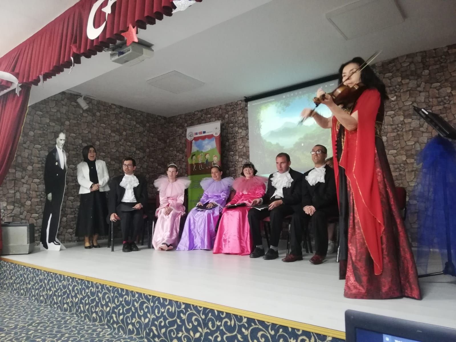 Bir Kez Daha Sahnedeyiz